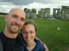 wir in Stonehenge: Eno und ich vor den Steinkreisen von Stonehenge