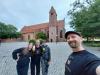 wir in Ystad: vor dem Kloster in Ystad