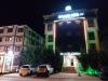 Grand Otel Konuralp: unser Hotel für heute Nacht:
das Grand Otel Konuralp in Düzce
(das Auto links ist übrigens unsers)