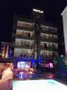Mutlu Hotel: unser Hotel heute Nacht:
das Mutlu Hotel in Altınkum
(auf dem Balkon unten links über der Bar
sitze ich gerade und schreibe dieses Tagebuch)