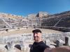 wir im Theater von Miletos: im Theater von Miletos
(wir sind ganz klein in der Mitte über Enos Hut)