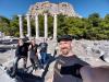 wir in Priene: vor den Überresten des Athena-Tempels in Priene