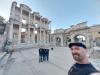 wir vor der Celsus-Bibliothek: vor der Celsus-Bibliothek in Ephesos
