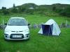 Zelt: unser Auto und unser Zelt auf dem Gairloch Holiday Park Caravan und Camping
(und ich sitze im Auto, wo ich vor den blöden Fliegen sicher bin)