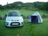 Zeltplatz: unser vom Morgentau benetztes Zelt (und Auto)
auf dem Gairloch Holiday Park Caravan und Camping