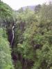 Corrieshalloch Gorge: der 46 m hohe Wasserfall Falls of Measach
stürzt in die 1,5 km lange und 60 m tiefe Schlucht Corrieshalloch Gorge
(und direkt darüber ist die Fußgängerbrücke, die wir überquert haben)
