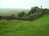 Eno auf Hadrianswall: Eno steht auf dem 2,5 bis 3 m breiten Hadrianswall,
der ursprünglich an manchen Stellen bis zu 4,5 m hoch war