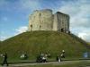 Clifford’s Tower: der Clifford’s Tower aus dem 11. Jh. war der Burgfried des York Castle
und wurde noch bis ins 20. Jh. als Gefängnis genutzt