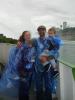 Familienfoto: die ganze Familie in blauen Regencapes auf dem Boot vor den Niagarafällen
v.l.n.r.: Mama Katy, ich (im Tuch), Papa Eno und mein Bruder Viktor