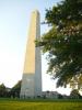 Bunker Hill Monument: dieser 64,3 m hohe Granit-Obelisk (zu dessen Spitze 294 Stufen führen)
ist das (1825–43) erbaute Bunker Hill Monument in Charlestown (Boston)
zu Ehren der Schlacht von Bunker Hill (am 17. Juni 1775)
(zum Größenvergleich für alle mit besonders guten Augen:
auf diesem Bild sitzt Mama (Katy) mit Viktor auf der Bank direkt davor)