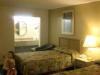 Hotelzimmer: Viktor (ganz links unten im Bild) erkundet unser Zimmer
im Americas Best Value Inn von Port Jefferson Station