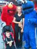 Elmo: kurz vor dem Times Square auf der 42sten Straße
treffen wir auf Viktors großen Liebling Elmo
(aber die riesigen Plüschies machen ihm wohl Angst,
denn er wirkt nicht so richtig glücklich dabei)