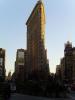Flatiron Building: das 1902 erbaute und 91 m hohe Flatiron Building
zählt mit seinem keilförmigen Grundriss
heute zu den Wahrzeichen New York Citys
und ist an seiner Schmalseite lediglich 2 m breit