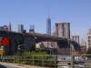 Brooklyn Bridge: die wegen Renovierungsarbeiten gesperrte Brooklyn Bridge
mit ein wenig Skyline von Manhattan im Hintergrund