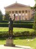 Rocky Statue: aufgrund der Popularität, die das Philadelphia Museum of Art (im Hintergrund)
durch Szenen aus dem Film Rocky (zusätzlich) erlangt hat,
wo Rocky (gespielt von Sylvester Stallone) vor dem Museum jubelte,
wurde direkt vor dem Museum eine Rocky Statue aufgestellt