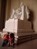 Lincoln Statue: Papa (Eno), Viktor (im Wagen) und ich (im Tuch vor Papas Brust)
vor der 5,80 m hohen Statue des sitzenden Lincoln
im Lincoln Memorial von Washington, D.C.