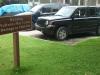 Geierwarnung: unser Jeep auf dem Parkplatz vor dem Royal Palm Visitor Center
im Everglades National Park und neben einem Schild,
welches uns vor Beschädigungen durch Geier warnt