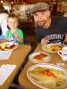 Frühstück: Viktor und Papa (Eno) genießen das ausgiebige Frühstück
im IHOP von Beaumont (Texas)