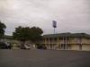 Motel 6: unser Quartier vergangene Nacht: das Motel 6 von Fort Stockton (Texas)
mit unserem Jeep (ganz links im Bild) und Papa (Eno) beim Einsteigen
