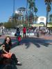 Universal Studios: Mama (Katy) vor dem Eingang des Universal-Studios-Themenpark
(während Viktor im Hintergrund auf Entdeckungstour geht)
