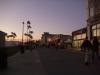 Ocean Front Walk: im Licht der untergehenden Sonne erhaschen wir noch einen Blick auf die Strandpromenade,
den kurz Boardwalk genannten Ocean Front Walk am Venice Beach von Los Angeles