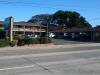 Rodeway Inn: das Rodeway Inn in Monterey, Kalifornien,
mit unserem Auto (rechts im Schatten)
und unserem Zimmer, das aber vom Schild verdeckt wird