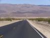 Panamint Valley: obwohl wir schon im Death Valley National Park sind,
müssen wir noch das bis zu 16 km breite Panamint Valley (hier direkt vor uns) durchqueren
bevor wir über den Towne Pass in das eigentliche Tal des Todes kommen