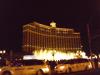 Bellagio: als wir auf dem Las Vegas Strip am Casino-Hotel Bellagio vorbeikommen
findet zufällig gerade die berühmte Wassershow vor dem Hotel statt,
bei der Wasserfontänen bis zu 140m hoch in den Nachthimmel schießen