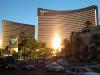 Encore & Wynn: auch wenn wir den Las Vegas Strip nicht so weit laufen,
dass wir die beiden Schwesterhotels Encore & Wynn aus der Nähe sehen,
machen sie doch im Licht der untergehenden Sonne auch aus der Ferne ein gutes Bild
