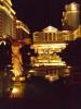 Caesars Palace bei Nacht: auch im Dunkeln macht der im Stil
eines antiken römischen Palastes errichtet
Caesars Palace direkt am Las Vegas Strip
einen wirklich prächtigen Eindruck