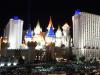Excalibur bei Nacht: besonders eindrucksvoll bei Nacht wirkt auch das Casino/Hotel Excalibur,
welches im Stil einer mittelalterlichen Burg erbaut ist
und mit rund 4.000 Zimmern und Suiten
zu den größten Hotels der Welt gehört
(wie so viele andere Hotels hier am Las Vegas Strip)