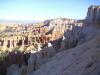 Blick zum Inspiration Point: rechts oben im Bild sieht man Leute auf der Klippe des Inspiration Points stehen,
von wo aus man einen traumhaften Blick über den Bryce Canyon hat