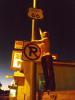 Mama auf Route 66: Mama (Katy) klettert auf eine Mauer in Seligman (Arizona)
für ein "Beweisfoto" mit einem original Straßenschild,
dass sie auf der legendären Route 66 unterwegs war