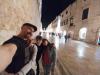 wir vor dem Franziskanerkloster: nachdem wir uns die wunderschöne Altstadt von Dubrovnik angesehen haben, 
machen wir noch ein Foto vor dem Franziskanerkloster auf der Stradun 