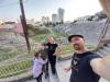 wir vor dem Amphitheater von Durrës: in Durrës besichtigen wir das größte Amphitheater auf dem Balkan