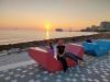 Sonnenuntergang: am Strand von Durrës sehen wir die Sonne über dem Meer untergehen 