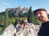 wir vor der Akropolis : von einem kleinen Felsen aus hat man einen tollen Blick auf die Akropolis von Athen
