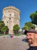 wir vorm weißen Turm: in Thessaloniki spazieren wir zuerst zum weißen Turm, 
der mit einer Höhe von 34 m ein Wahrzeichen der Stadt ist 