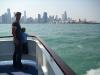 Navy Pier: Papa (Eno) mit Viktor auf dem Lake Michigan an der Reling unseres Bootes
vor der Skyline Chicagos und dem Navy Pier (rechts)