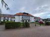 Holiday Suites Westende: unsere Unterkunft vergangene Nacht (mit unserem roten Flitzer davor):
Holiday Suites Westende