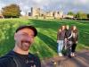 wir vor Raglan Castle: noch bevor es öffnet sind wir am Raglan Castle