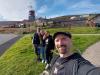 wir vor Big Pit: in Blaenavon vor der Bergwerkszeche Big Pit