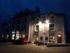 Lion Hotel: unser Auto vor unserem Hotel für heute Nacht:
dem Lion Hotel in Criccieth