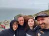 wir vor dem South Stack Lighthouse: auf Holy Island vor dem South Stack Lighthouse