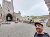 wir in der Jerpoint Abbey: in der Ruine der Jerpoint Abbey vor dem gut erhaltenen Kreuzgang