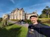 wir vorm Muckross House: vor dem Muckross House im Killarney National Park