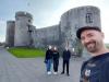 wir vor King John's Castle: vor dem King John's Castle in Limerick