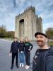 wir vor Bunratty Castle: vor dem Bunratty Castle