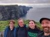 wir an den Cliffs of Moher: beim O'Brien's Tower haben wir einen tollen Blick über die Cliffs of Moher