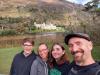 wir vor der Kylemore Abbey: kurzer Stopp bei der Kylemore Abbey